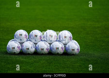 Nijmegen, Niederlande. August 2025. NIJMEGEN, 24.08.2025, Goffertstadion Saison 2025/2026, niederländischer Eredivisie-Fußball, Spiel zwischen NEC Nijmegen und NAC Breda, Foto zeigt Derbystar-Matchballs mit NEC Nijmegen Logo Credit: Pro Shots/Alamy Live News Stockfoto