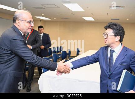 Mitglied des Präsidialrats Abdullah Al-Lafi trifft sich mit dem JICA-Präsidenten Tanaka Akiehiko Präsident des Präsidialrats Abdullah Al-Lafi trifft sich mit dem JICA-Präsidenten Tanaka Akiehiko am Rande seiner Teilnahme am 9. Tokio Internationalen Gipfeltreffen zur afrikanischen Entwicklung TICAD 9 in Yokohama, Japan, am 23. August 2025. Foto: Libya Presidency Office apaimages libya libya 230825 Japan LPO 002 Copyright: XapaimagesxlibyaxPresidencyxOfficexxapaimagesx Stockfoto