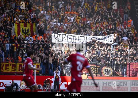 Antwerpen, Belgien. August 2025. Mechelens Fans wurden während eines Fußballspiels zwischen Royal Antwerp FC und KV Mechelen am Sonntag, den 24. August 2025, in Antwerpen, am 5. Tag der ersten Liga der Jupiler Pro League 2025-2026 in der belgischen Meisterschaft gezeigt. BELGA FOTO TOM GOYVAERTS Credit: Belga Nachrichtenagentur/Alamy Live News Stockfoto