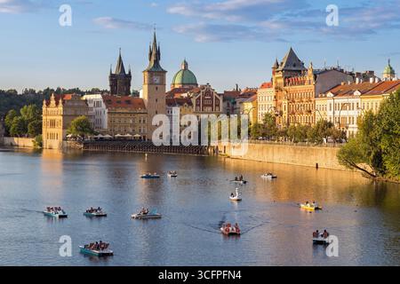 Paddelboote auf der Moldau in Prag, Tschechische Republik Stockfoto