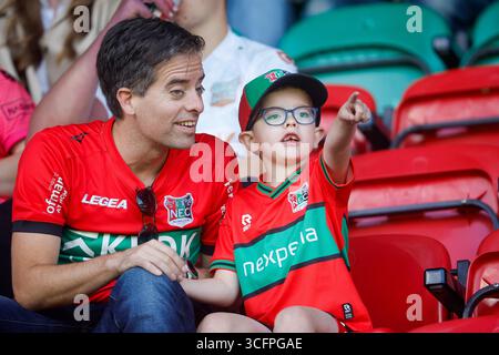 Nijmegen, Niederlande. August 2025. NIJMEGEN, NIEDERLANDE - 24. AUGUST: Fans und Unterstützer von NEC während eines niederländischen Eredivisie-Spiels zwischen NAC Breda und NAC Breda im de Goffert Stadium am 24. August 2025 in Nijmegen, Niederlande. (Foto: Broer van den Boom/Orange Pictures) Credit: Orange Pics BV/Alamy Live News Stockfoto