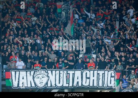 Nijmegen, Niederlande. August 2025. NIJMEGEN, NIEDERLANDE - 24. AUGUST: Fans und Unterstützer von NEC während eines niederländischen Eredivisie-Spiels zwischen NAC Breda und NAC Breda im de Goffert Stadium am 24. August 2025 in Nijmegen, Niederlande. (Foto: Broer van den Boom/Orange Pictures) Credit: Orange Pics BV/Alamy Live News Stockfoto
