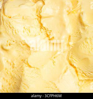 Gelbe Mangofrucht-Eiscreme-Textur als Hintergrund. Sehr detailliertes Pfirsicheis oder Körperbutter Nahaufnahme, Designvorlage. Stockfoto
