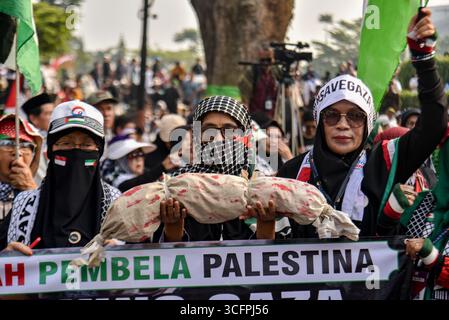 Bandung, Indonesien. August 2025. Demonstranten hielten am 24. August 2025 eine Solidaritätsaktion für Palästina in Bandung, West-Java, Indonesien. In der Kundgebung forderten sie ein sofortiges Ende des Krieges und der Gewalt gegen Zivilisten in Palästina und forderten alle indonesischen Bürger auf, israelische Produkte zu boykottieren und die Gewalt gegen Journalisten im Gazastreifen zu beenden. (Foto: Dimas Rachmatsyah/SIPA USA) Credit: SIPA USA/Alamy Live News Stockfoto