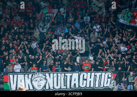 Nijmegen, Niederlande. August 2025. NIJMEGEN, NIEDERLANDE - 24. AUGUST: Fans und Unterstützer von NEC während eines niederländischen Eredivisie-Spiels zwischen NAC Breda und NAC Breda im de Goffert Stadium am 24. August 2025 in Nijmegen, Niederlande. (Foto: Broer van den Boom/Orange Pictures) Credit: Orange Pics BV/Alamy Live News Stockfoto