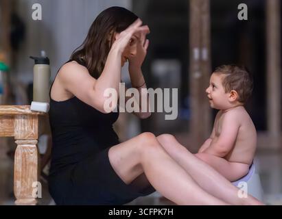 Eine liebevolle Familie genießt ihr Leben auf Bali Stockfoto