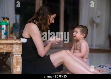 Eine liebevolle Familie genießt ihr Leben auf Bali Stockfoto