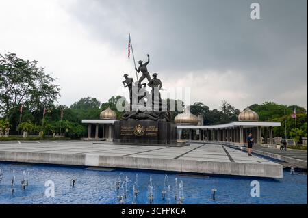 Das Tugu Negara National Monument mit einer Bronzeskulptur von Soldaten im Perdana Botanical Garden in Kuala Lumpur (Tugu Negara), Malaysia. Das m Stockfoto
