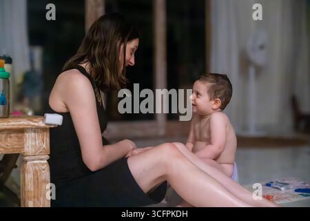 Eine liebevolle Familie genießt ihr Leben auf Bali Stockfoto