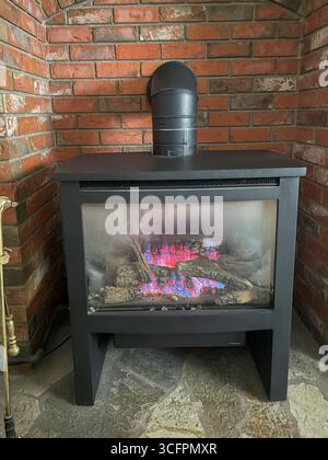 Funktioneller Holzbackofen in Einem Vorort MT Home, 2025, USA Stockfoto