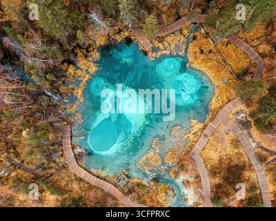 Wunderschöner Blue Geyser See mit Thermalquellen, die regelmäßig blauen Ton werfen und vom Boden schlürfen. Draufsicht der Drohne aus der Antenne. Der Geysir Lake ist eine natürliche Attraktion in der Nähe von Aktash, Altai Mountains Stockfoto