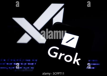 SUQIAN, CHINA - 24. AUGUST 2025 - ein Foto zeigt das Grok-Logo auf einem Smartphone mit dem XAI-Logo im Hintergrund in Suqian City, Provinz Jiangsu, China am 24. August 2025. Stockfoto