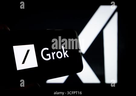 SUQIAN, CHINA - 24. AUGUST 2025 - ein Foto zeigt das Grok-Logo auf einem Smartphone mit dem XAI-Logo im Hintergrund in Suqian City, Provinz Jiangsu, China am 24. August 2025. Stockfoto