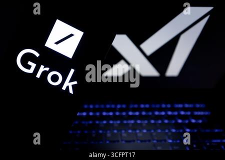 SUQIAN, CHINA - 24. AUGUST 2025 - ein Foto zeigt das Grok-Logo auf einem Smartphone mit dem XAI-Logo im Hintergrund in Suqian City, Provinz Jiangsu, China am 24. August 2025. Stockfoto