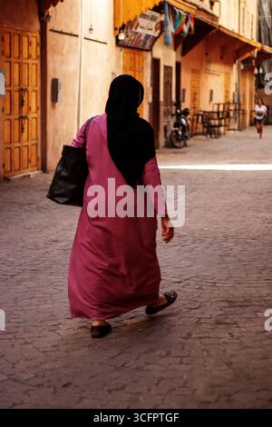 MARRAKESCH, MAROKKO - 16. MAI 2024 typische lokale Arbeitskraft in der Altstadt Medina Stockfoto