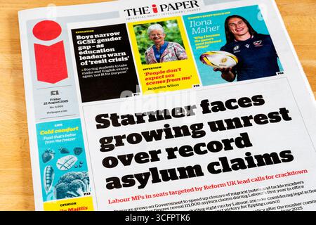 August 2025. Die Titelzeile im i Paper lautet: Starmer sieht sich mit zunehmender Unruhe über rekordverdächtige Asylanträge konfrontiert. Stockfoto