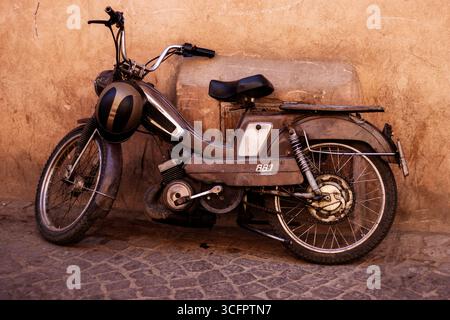 MARRAKESCH, MAROKKO - 16. MAI 2024 typischer Motorradtransport in der Altstadt Stockfoto