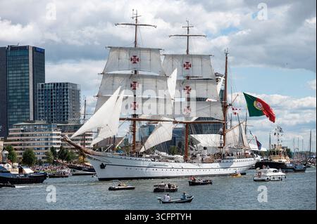 Amsterdam Niederlande 24. August 2025 das Finale des fünfjährlichen Sail Tall Ships-Events ist das sogenannte Sail-Out. Der het ij Wasserweg im Zentrum von Amsterdam ist ein Block mit kleinen Booten, während die großen Schiffe ihren Weg zum Noordzeekanaal und danach zur Nordsee machen. Aufgrund des Westwindes und der Westrichtung halten viele der Schiffe ihre Segel gerollt. Das portugiesische NRP hat Segel aufgerollt, aber die Hilfe von Schleppern. HAVEN, Sail25, People, Niederländisch, Nederland, Holland, Besucher, Stockfoto