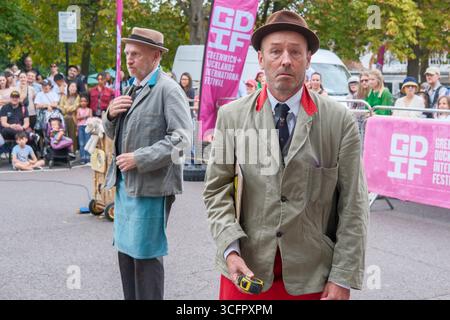 London, Großbritannien. August 2025. Rudkin und Hicks präsentieren Tony & Ray Find your feet auf der Greenwich Fair im Rahmen des Greenwich and Docklands International Festivals 2025. Stockfoto