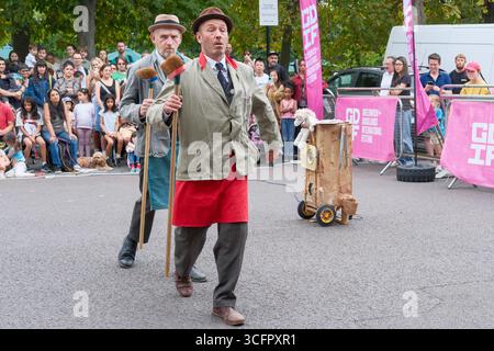 London, Großbritannien. August 2025. Rudkin und Hicks präsentieren Tony & Ray Find your feet auf der Greenwich Fair im Rahmen des Greenwich and Docklands International Festivals 2025. Stockfoto