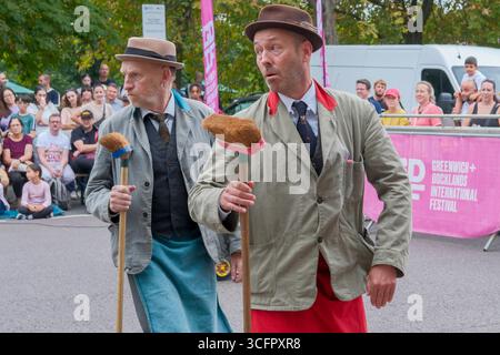 London, Großbritannien. August 2025. Rudkin und Hicks präsentieren Tony & Ray Find your feet auf der Greenwich Fair im Rahmen des Greenwich and Docklands International Festivals 2025. Stockfoto