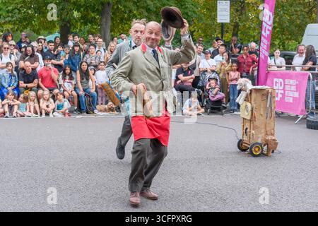 London, Großbritannien. August 2025. Rudkin und Hicks präsentieren Tony & Ray Find your feet auf der Greenwich Fair im Rahmen des Greenwich and Docklands International Festivals 2025. Stockfoto