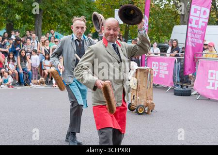 London, Großbritannien. August 2025. Rudkin und Hicks präsentieren Tony & Ray Find your feet auf der Greenwich Fair im Rahmen des Greenwich and Docklands International Festivals 2025. Stockfoto