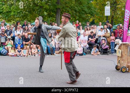 London, Großbritannien. August 2025. Rudkin und Hicks präsentieren Tony & Ray Find your feet auf der Greenwich Fair im Rahmen des Greenwich and Docklands International Festivals 2025. Stockfoto