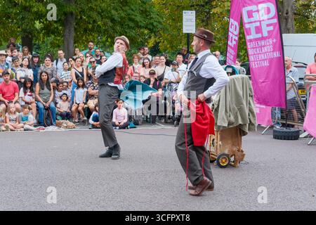 London, Großbritannien. August 2025. Rudkin und Hicks präsentieren Tony & Ray Find your feet auf der Greenwich Fair im Rahmen des Greenwich and Docklands International Festivals 2025. Stockfoto