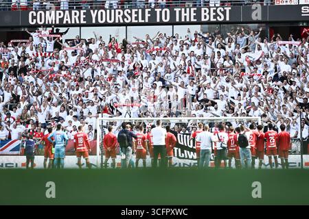 Antwerpen, Belgien. August 2025. Fans und Fans Antwerpens wurden nach einem Fußballspiel zwischen Royal Antwerp FC und KV Mechelen am Sonntag, den 24. August 2025, in Antwerpen, am 5. Tag der ersten Liga der Jupiler Pro League 2025-2026 in der belgischen Meisterschaft, fotografiert. BELGA PHOTO MAARTEN STRAETEMANS Credit: Belga News Agency/Alamy Live News Stockfoto