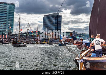 Amsterdam, Nordholland, Niederlande. August 2025. Hunderte von Schiffen und Tausende von Zuschauern feierten am 23. August 2025 die SEGEL 2025 in Amsterdam, Niederlande. Schiffe aus 24 Ländern überquerten vom 20. Bis 24. August 2025 den NORDSEEKANAL und den ij Habour, was den 50. Jahrestag der SEGEL und auch den 750. Jahrestag der Amsterdamer SEGEL begangen hat. (Kreditbild: © James Petermeier/ZUMA Press Wire) NUR REDAKTIONELLE VERWENDUNG! Nicht für kommerzielle ZWECKE! Stockfoto