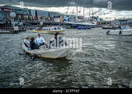 Amsterdam, Nordholland, Niederlande. August 2025. Hunderte von Schiffen und Tausende von Zuschauern feierten am 23. August 2025 die SEGEL 2025 in Amsterdam, Niederlande. Schiffe aus 24 Ländern überquerten vom 20. Bis 24. August 2025 den NORDSEEKANAL und den ij Habour, was den 50. Jahrestag der SEGEL und auch den 750. Jahrestag der Amsterdamer SEGEL begangen hat. (Kreditbild: © James Petermeier/ZUMA Press Wire) NUR REDAKTIONELLE VERWENDUNG! Nicht für kommerzielle ZWECKE! Stockfoto