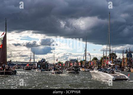 Amsterdam, Nordholland, Niederlande. August 2025. Hunderte von Schiffen und Tausende von Zuschauern feierten am 23. August 2025 die SEGEL 2025 in Amsterdam, Niederlande. Schiffe aus 24 Ländern überquerten vom 20. Bis 24. August 2025 den NORDSEEKANAL und den ij Habour, was den 50. Jahrestag der SEGEL und auch den 750. Jahrestag der Amsterdamer SEGEL begangen hat. (Kreditbild: © James Petermeier/ZUMA Press Wire) NUR REDAKTIONELLE VERWENDUNG! Nicht für kommerzielle ZWECKE! Stockfoto