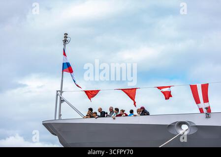 Amsterdam, Nordholland, Niederlande. August 2025. Besucher besichtigen das Schiff der Royal Netherlands Navy, die HNLMS Evertsen. Hunderte von Schiffen und Tausende von Zuschauern feierten am 23. August 2025 die SEGEL 2025 in Amsterdam, Niederlande. Schiffe aus 24 Ländern überquerten vom 20. Bis 24. August 2025 den NORDSEEKANAL und den ij Habour, was den 50. Jahrestag der SEGEL und auch den 750. Jahrestag der Amsterdamer SEGEL begangen hat. (Kreditbild: © James Petermeier/ZUMA Press Wire) NUR REDAKTIONELLE VERWENDUNG! Nicht für kommerzielle ZWECKE! Stockfoto
