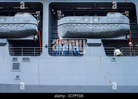 Amsterdam, Nordholland, Niederlande. August 2025. Seeleute an Bord der HNLMS Karel-Doorman der Royal Netherlands Navy winken den Besuchern von SAIL 2025 zu. Hunderte von Schiffen und Tausende von Zuschauern feierten am 23. August 2025 die SEGEL 2025 in Amsterdam, Niederlande. Schiffe aus 24 Ländern überquerten vom 20. Bis 24. August 2025 den NORDSEEKANAL und den ij Habour, was den 50. Jahrestag der SEGEL und auch den 750. Jahrestag der Amsterdamer SEGEL begangen hat. (Kreditbild: © James Petermeier/ZUMA Press Wire) NUR REDAKTIONELLE VERWENDUNG! Nicht für kommerzielle ZWECKE! Stockfoto