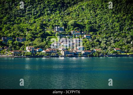 Foto einer kleinen Küstenstadt in Montenegro entlang der Bucht von Kotor Stockfoto