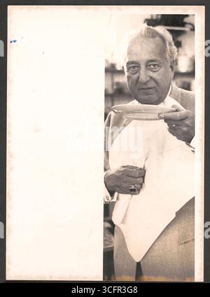 Porträt des Großgastronomen Hans Herbert Blatzheim ( *27.11. 1905 / + 01.05.1968) - er war mit der Schauspielerin Magda Schneider verheiratet und dadurch Stiefvater Ihrer Tochter Romy Schneider. - Ab 1927 eröffnete er zunächst mit seinem Vater Ludwig mehrere Bars, Varietees, Tanzlokale, Restaurants und Cafés - 1935 bestand das Blatzheim-Imperium aus 15 Betrieben in Köln und Umgebung und stieg damit zum größten Unterhaltungskonzern Westdeutschlands auf. - Nach ihnen 2. Weltkrieg übernahm Blatzheim u.a. in Köln die Bewirtung des Kölner Gürzenich | die Bastei, ehemals Kölns „Tempel der Gourmets“ Stockfoto