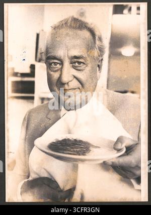 Porträt des Großgastronomen Hans Herbert Blatzheim ( *27.11. 1905 / + 01.05.1968) - er war mit der Schauspielerin Magda Schneider verheiratet und dadurch Stiefvater Ihrer Tochter Romy Schneider. - Ab 1927 eröffnete er zunächst mit seinem Vater Ludwig mehrere Bars, Varietees, Tanzlokale, Restaurants und Cafés - 1935 bestand das Blatzheim-Imperium aus 15 Betrieben in Köln und Umgebung und stieg damit zum größten Unterhaltungskonzern Westdeutschlands auf. - Nach ihnen 2. Weltkrieg übernahm Blatzheim u.a. in Köln die Bewirtung des Kölner Gürzenich | die Bastei, ehemals Kölns „Tempel der Gourmets“ Stockfoto