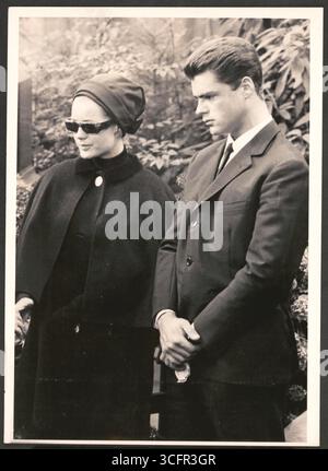 Köln - Beisetzung des Großkaufmanns Ludwig Blatzheim (* 10.08.1877 / + 17.09.1961 - Vater des Gastronoms Hans Herbert Blatzheim) - im Bild : die junge Schauspielerin Romy Schneider (Stieftochter des Gastronoms Hans Herbert Blatzheim, der mit Romys Mutter Marta verheiratet war) und (verm.) Dieter Blatzheim (+1966), ein Sohn von Hans Herbert Blatzheim. - Foto aus 1961 Stockfoto