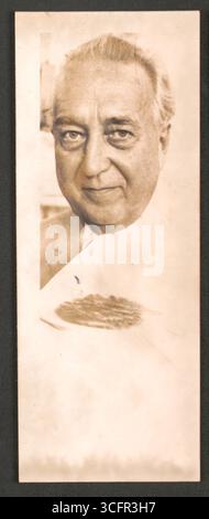 Porträt des Großgastronomen Hans Herbert Blatzheim ( *27.11. 1905 / + 01.05.1968) - er war mit der Schauspielerin Magda Schneider verheiratet und dadurch Stiefvater Ihrer Tochter Romy Schneider. - Ab 1927 eröffnete er zunächst mit seinem Vater Ludwig mehrere Bars, Varietees, Tanzlokale, Restaurants und Cafés - 1935 bestand das Blatzheim-Imperium aus 15 Betrieben in Köln und Umgebung und stieg damit zum größten Unterhaltungskonzern Westdeutschlands auf. - Nach ihnen 2. Weltkrieg übernahm Blatzheim u.a. in Köln die Bewirtung des Kölner Gürzenich | die Bastei, ehemals Kölns „Tempel der Gourmets“ Stockfoto