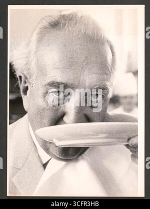 Porträt des Großgastronomen Hans Herbert Blatzheim ( *27.11. 1905 / + 01.05.1968) - er war mit der Schauspielerin Magda Schneider verheiratet und dadurch Stiefvater Ihrer Tochter Romy Schneider. - Ab 1927 eröffnete er zunächst mit seinem Vater Ludwig mehrere Bars, Varietees, Tanzlokale, Restaurants und Cafés - 1935 bestand das Blatzheim-Imperium aus 15 Betrieben in Köln und Umgebung und stieg damit zum größten Unterhaltungskonzern Westdeutschlands auf. - Nach ihnen 2. Weltkrieg übernahm Blatzheim u.a. in Köln die Bewirtung des Kölner Gürzenich | die Bastei, ehemals Kölns „Tempel der Gourmets“ Stockfoto