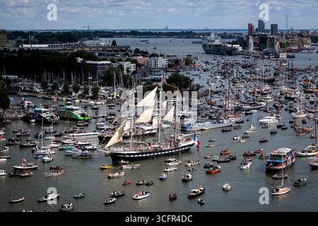 Die Tall Ships starten am letzten Tag der Fahrt vom IJ Hafen. Die zehnte Ausgabe dieses Jahres fiel mit dem 750. Jahrestag der Stadt Amsterdam zusammen. In Amsterdam, Niederlande, 24. August 2025. ANP RAMON VAN FLYMEN niederlande aus - belgien aus Stockfoto
