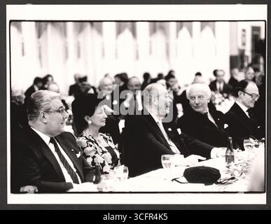 Köln - Karneval - Sitzung im Kölner Gürzenich. - Im Bild v.l.: Der Kölner Oberbürgermeister Norbert Burger, (verm.) Die Ehefrau von Ferdi Leisten, Ferdi Leisten, der ehemalige Bundespräsident Walter Scheel und unb. - Foto vom 02.03.1984 Stockfoto