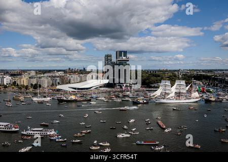 Die Tall Ships starten am letzten Tag der Fahrt vom IJ Hafen. Die zehnte Ausgabe dieses Jahres fiel mit dem 750. Jahrestag der Stadt Amsterdam zusammen. In Amsterdam, Niederlande, 24. August 2025. ANP RAMON VAN FLYMEN niederlande aus - belgien aus Stockfoto