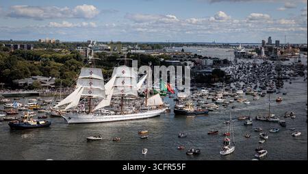 Die Tall Ships starten am letzten Tag der Fahrt vom IJ Hafen. Die zehnte Ausgabe dieses Jahres fiel mit dem 750. Jahrestag der Stadt Amsterdam zusammen. In Amsterdam, Niederlande, 24. August 2025. ANP RAMON VAN FLYMEN niederlande aus - belgien aus Stockfoto