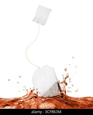 Teebeutel fällt in Spritzer Tee auf weißem Hintergrund Stockfoto