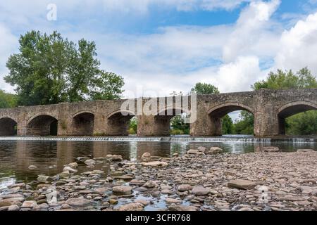 Crickhowell Bridge, eine aus dem 18. Jahrhundert stammende Bogenbrücke, die den Fluss Usk, Crickhowell, Powys, Südwales, Großbritannien, überspannt Stockfoto