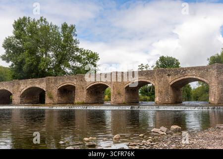 Crickhowell Bridge, eine aus dem 18. Jahrhundert stammende Bogenbrücke, die den Fluss Usk, Crickhowell, Powys, Südwales, Großbritannien, überspannt Stockfoto