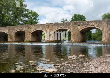 Crickhowell Bridge, eine aus dem 18. Jahrhundert stammende Bogenbrücke, die den Fluss Usk, Crickhowell, Powys, Südwales, Großbritannien, überspannt Stockfoto