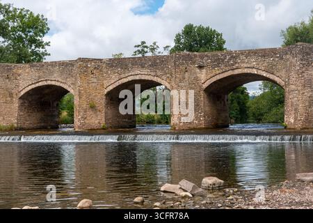 Crickhowell Bridge, eine aus dem 18. Jahrhundert stammende Bogenbrücke, die den Fluss Usk, Crickhowell, Powys, Südwales, Großbritannien, überspannt Stockfoto